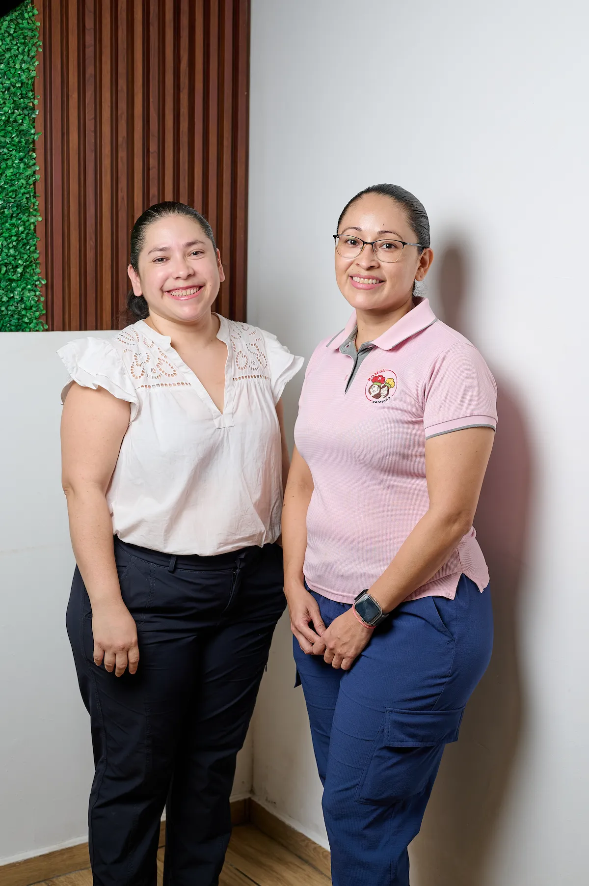 Neysi (izquierda) y Yelce Cortez, fundadoras de Nomimi, en el local